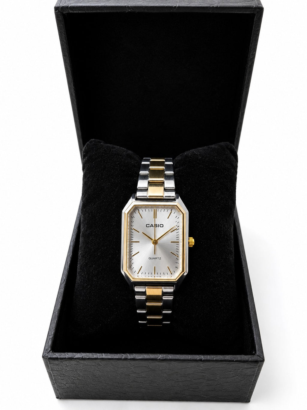 Golden Elegance – Classic Women’s Watch