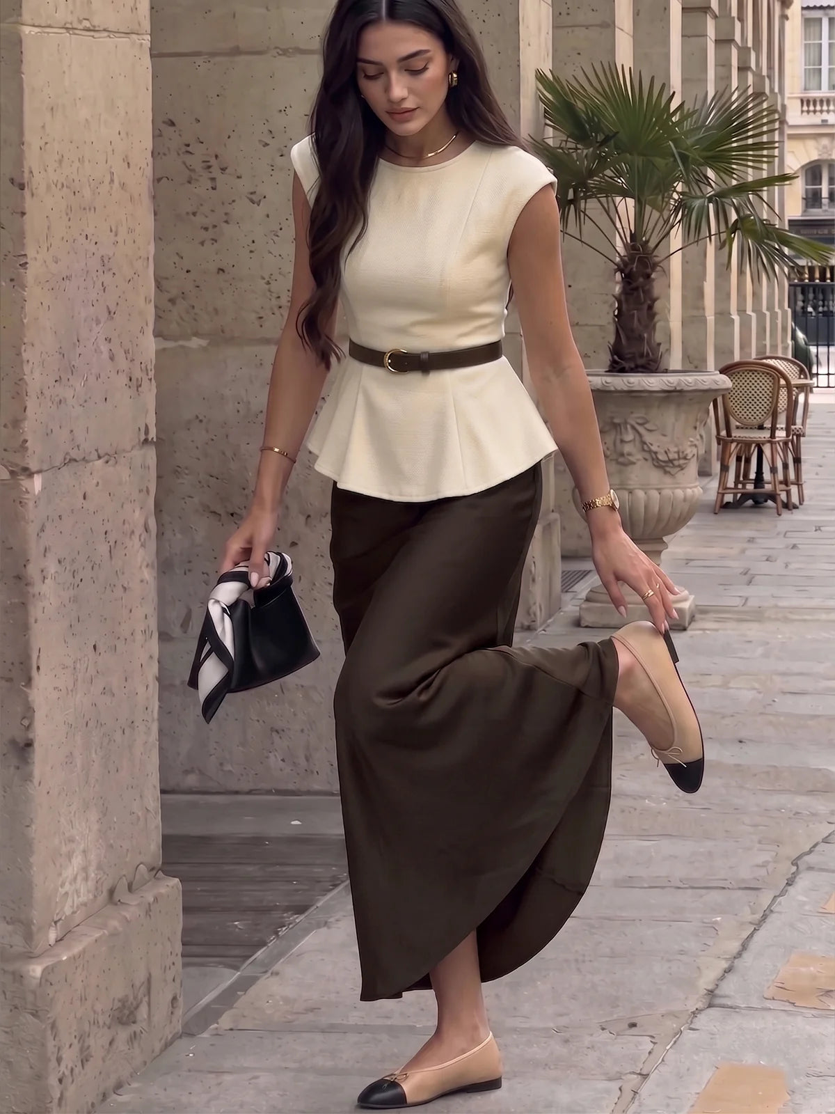 Ensemble élégant : haut péplum ceinturé et jupe midi en satin