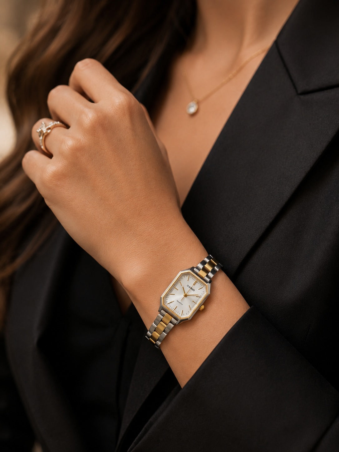 Golden Elegance – Classic Women’s Watch